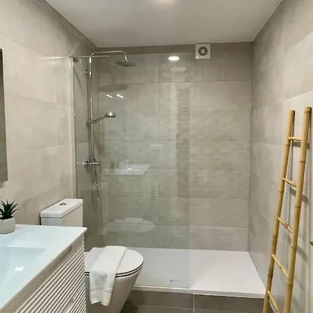 White Con Parking Gratis Apartment