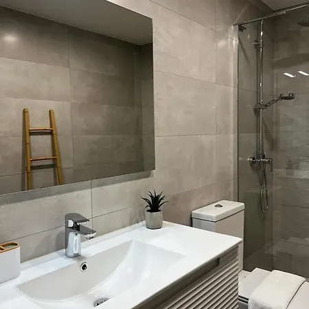 White Con Parking Gratis Apartment