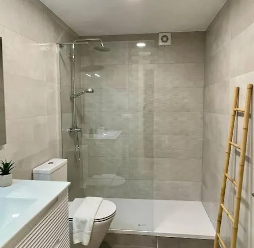 White Con Parking Gratis Apartment